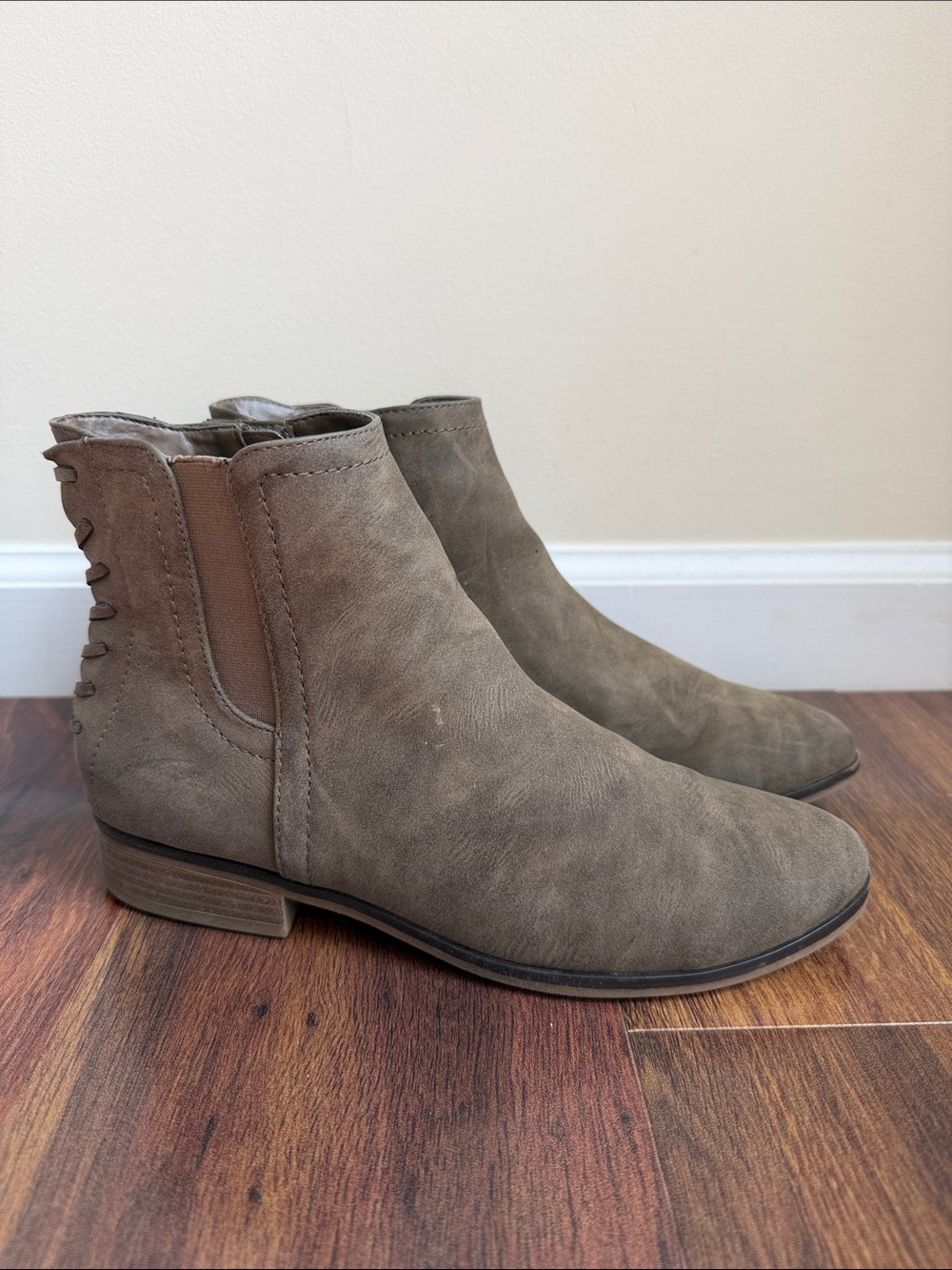 Limelight Dylan Vegan Nubuck Mid Ankle Booties Laced Back Womens 8